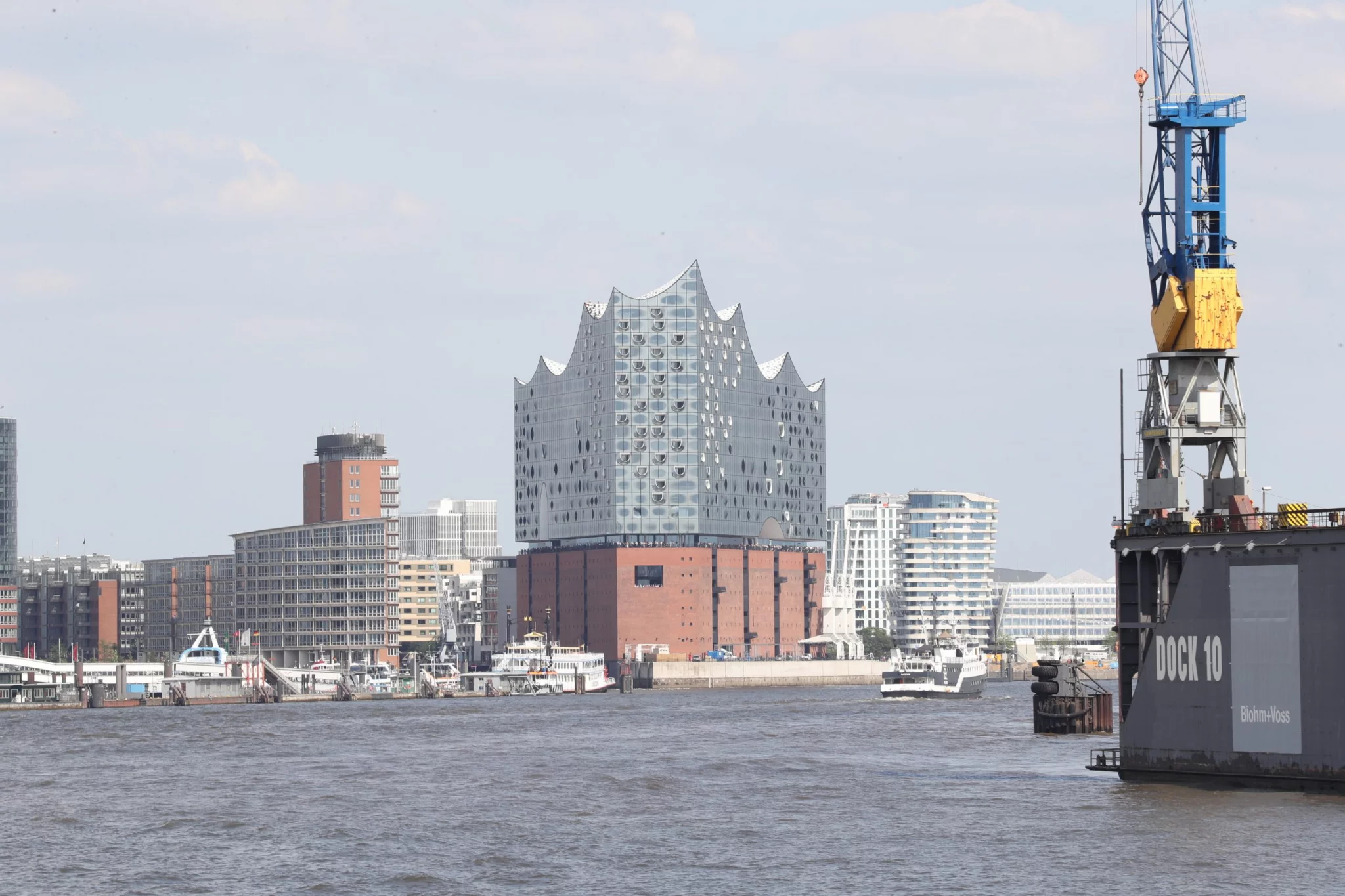 Hamburger Hafencity mit Blick auf die Elbphilharmonie